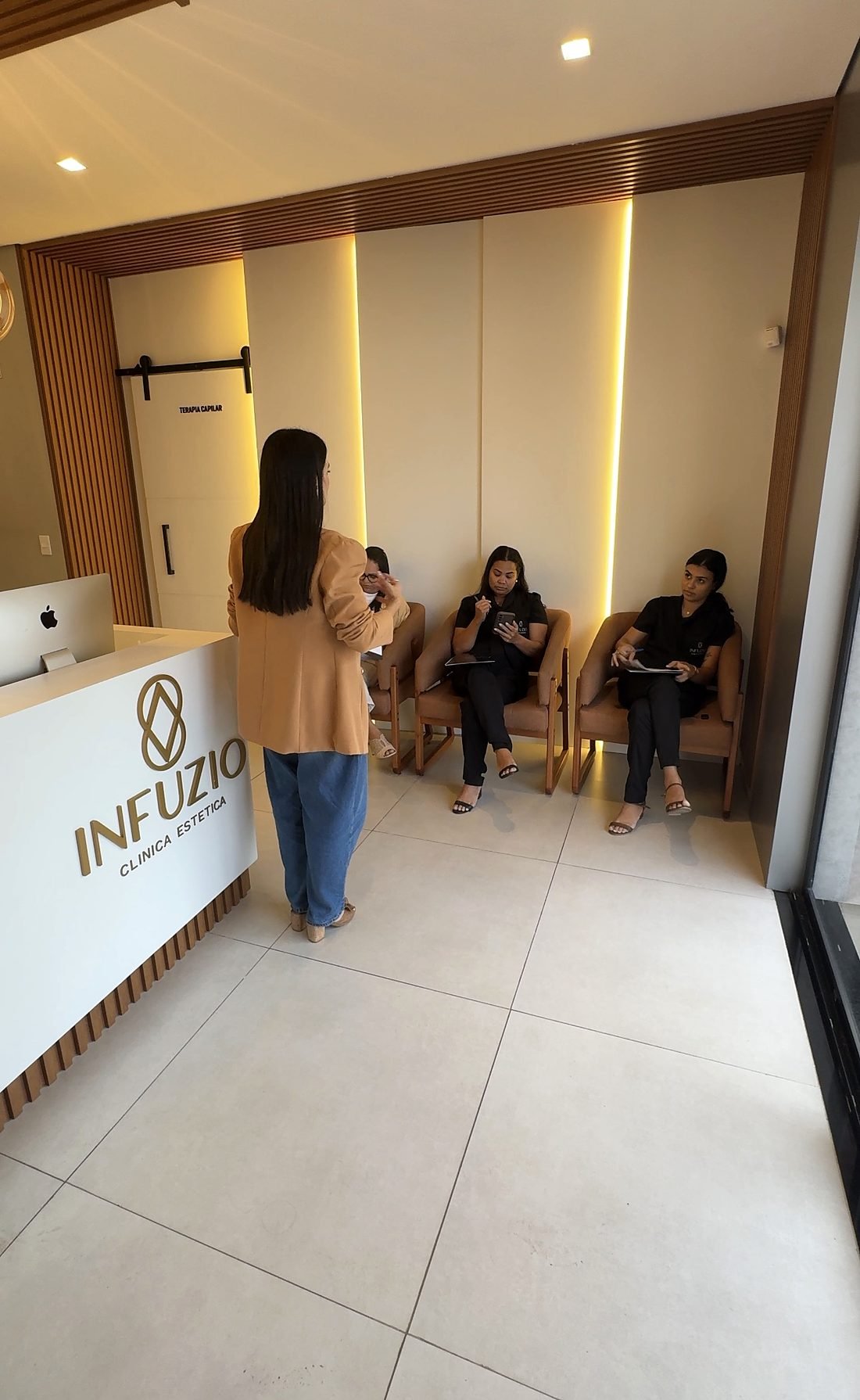 Treinamento de atendimento na recepção da clínica